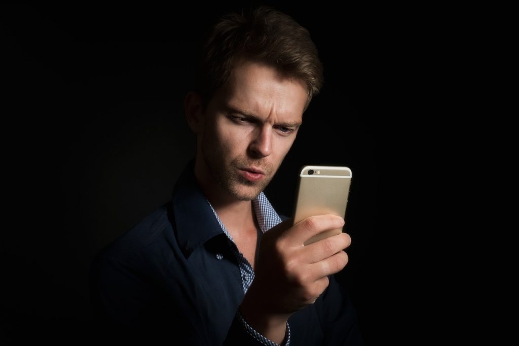 Persoon controleert toeslagbetaling op smartphone via bankapp