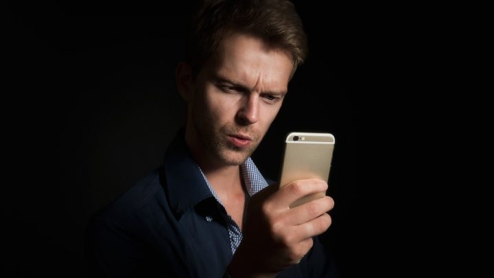 Persoon controleert toeslagbetaling op smartphone via bankapp