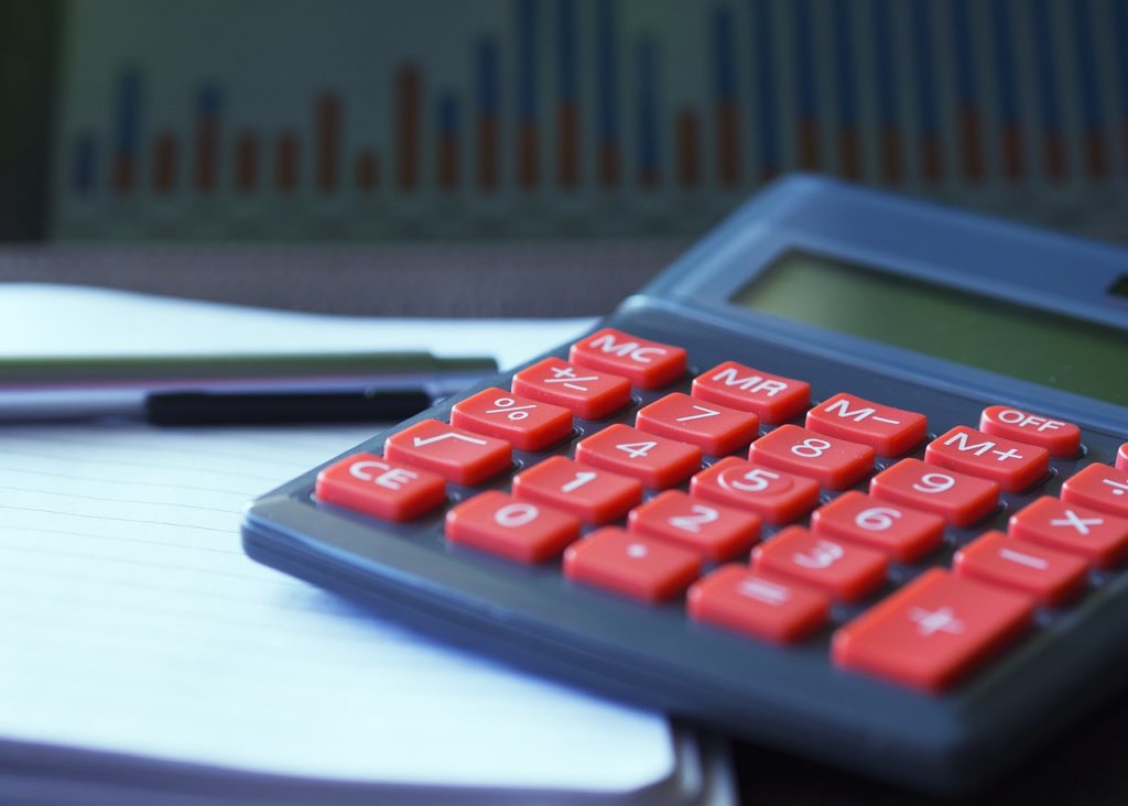 Loonstrook op bureau naast rekenmachine en pen