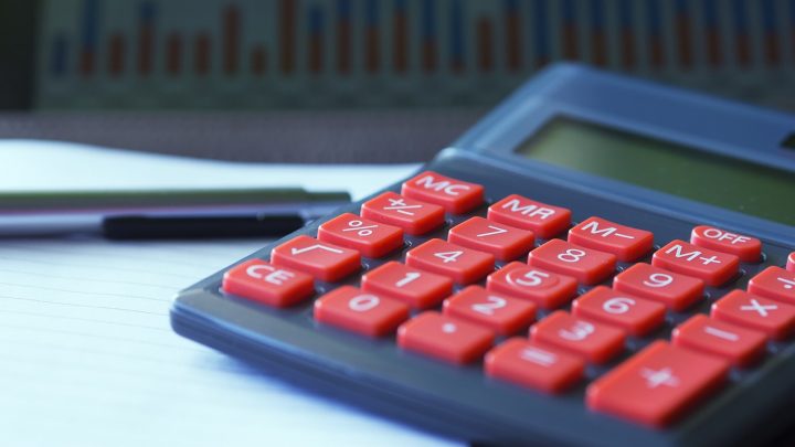 Loonstrook op bureau naast rekenmachine en pen