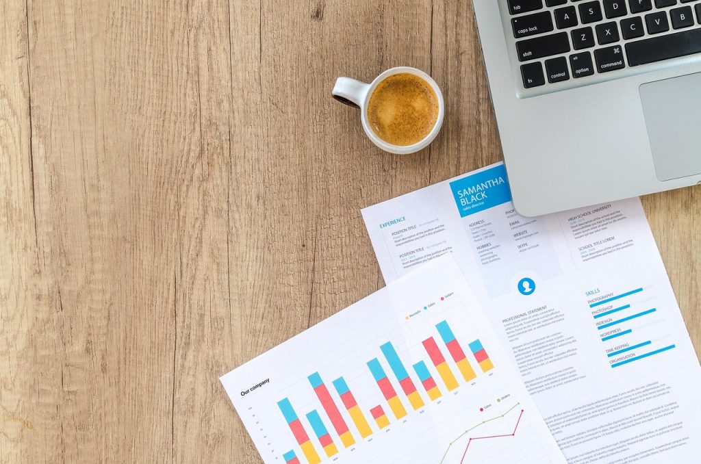 Persoon die financiële documenten doorneemt aan een bureau na een scheiding