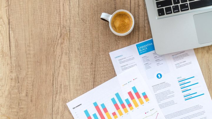 Persoon die financiële documenten doorneemt aan een bureau na een scheiding