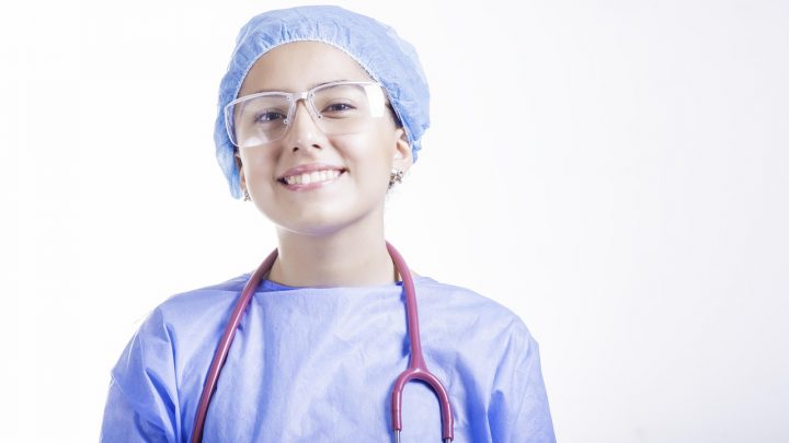 Verpleegkundige bekijkt loonstrook in ziekenhuis