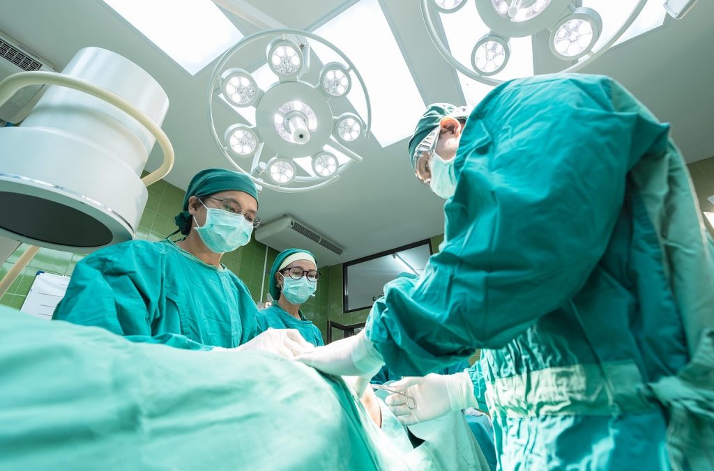 Zorgmedewerker in een GGZ-instelling aan het werk op de afdeling