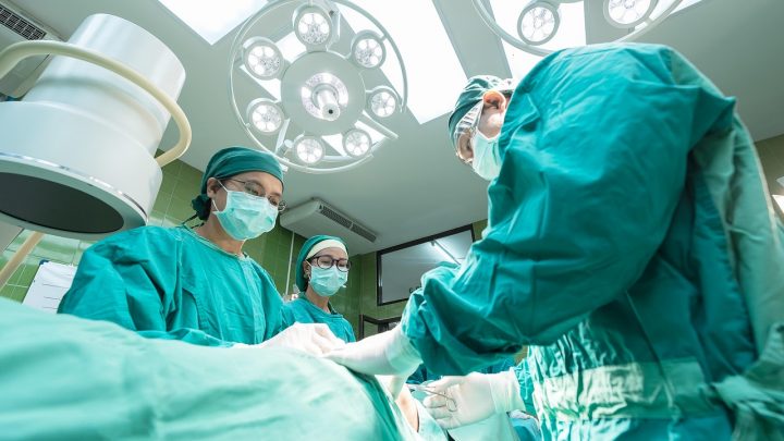 Zorgmedewerker in een GGZ-instelling aan het werk op de afdeling